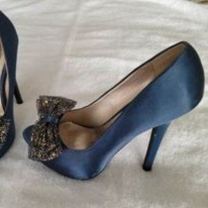 Qupid size 6, blue satin